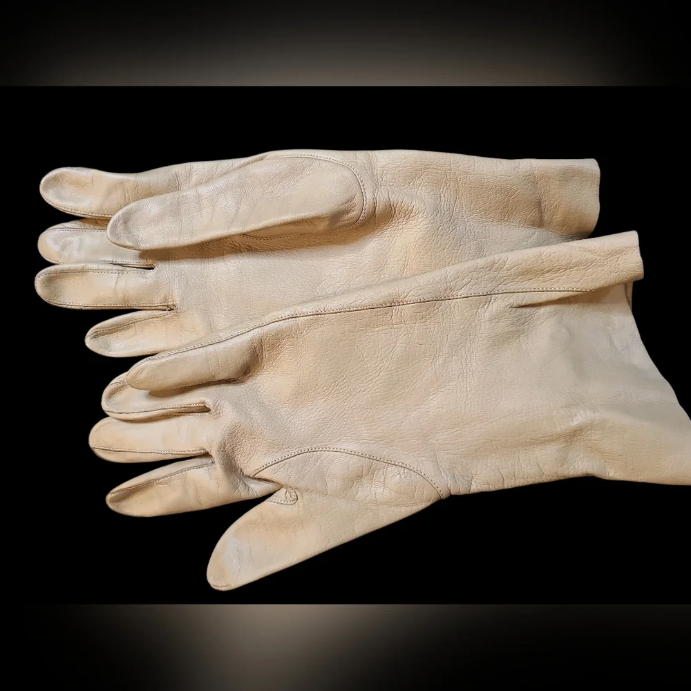 Classic Women's Leather Gloves in Cream